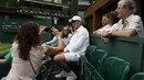 Ivan Lendl (tengah), pelatih dari petenis Inggris Raya, Andy Murray berfoo bersama penonton di  Wimbledon tennis club, London, (1/7/2017). Turnament Wimbledon 2017 akan berlangsung pada  3-16 Juli 2017. (AFP/Adrian Dennis)