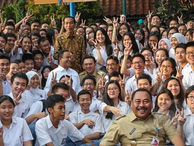 Presiden Joko Widodo, Mendikbud Anies Baswedan dan Gubernur DKI Basuki Tjahaja Purnama berfoto bersama para siswa saat meninjau pelaksanaan Ujian Nasional (UN) di SMA Negeri 2 Jakarta, Selasa (14/4/2015). (Liputan6.com/Faizal Fanani)