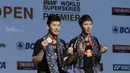 Pasangan China, Li Junhui/Liu Yuchen, menunjukan medali saat seremoni. Pasangan China tersebut  menang dengan skor 21-19 19-21 21-18. (Bola.com/M Iqbal Ichsan)