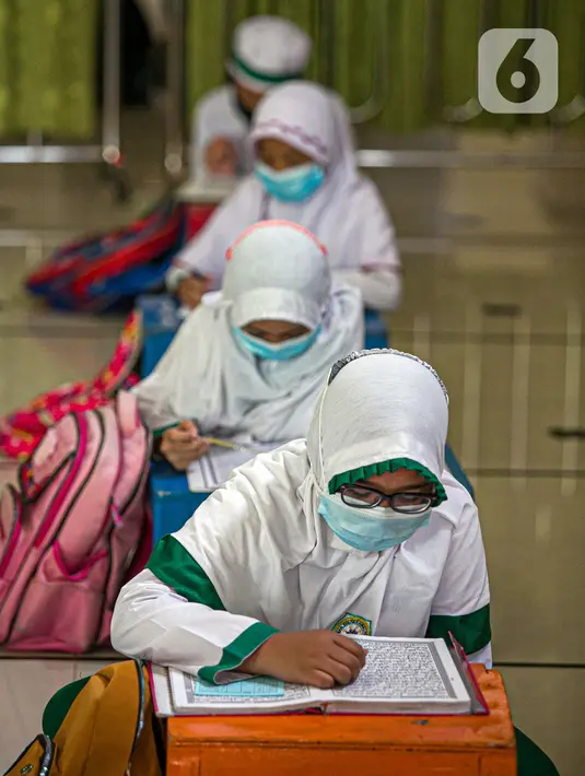 Anak-anak belajar mengaji di Masjid At-Taqwa, Jakarta, Rabu (14/4/2021). Pemerintah telah mengizinkan warga untuk melakukan ibadah di masjid dengan menerapkan protokol kesehatan. (Liputan6.com/Faizal Fanani)