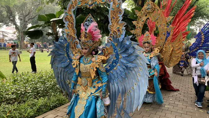 Massa pendukung pasangan Bacapres-Bacawapres Prabowo Subianto dan Gibran Rakabuming Raka di kawasan Taman Suropati, Jakarta Pusat. Terlihat pula sejumlah orang mengenakan kostum karnaval untuk memeriahkan pendaftaran Prabowo-Gibran ke KPU. (Liputan6.com/Delvira Hutabarat)