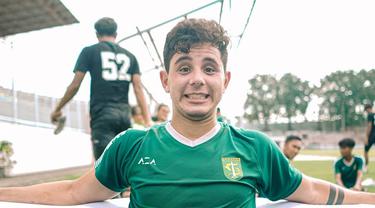 Bruno Moreira, satu dari empat pemain asing yang dimiliki Persebaya untuk jalani Liga 1 2021. Pemain asal Brazil ini memiliki ekspektasi tinggi dari Suporter Persebaya. Pasalnya, ia dinilai mampu bisa gantikan peran Makan Konate yang hengkang dari Persebaya. (Liputan6.com/IG/@officialpersebaya)