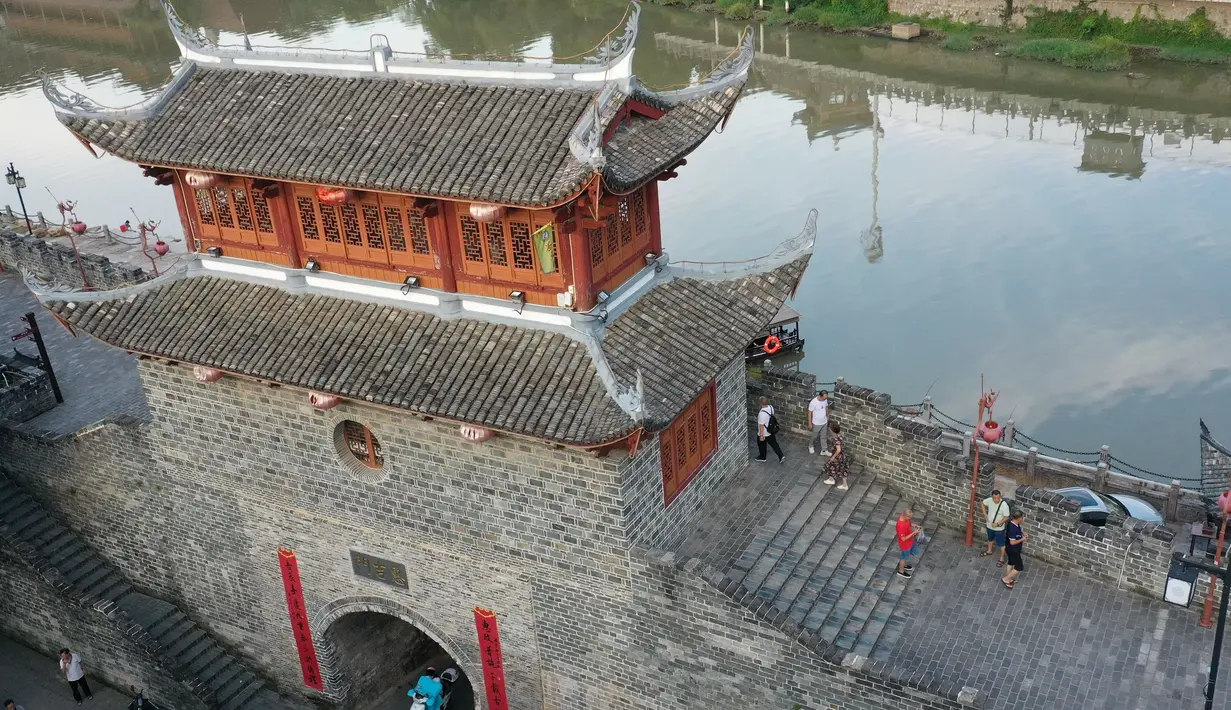 Foto dari udara pada 20 Agustus 2020 menunjukkan gerbang Huiji kuno di Wilayah Changting, Provinsi Fujian, China (20/8/2020). Untuk menunjukkan sejarah dan kebudayaannya secara maksimal, Wilayah Changting dilestarikan sesuai dengan penampilannya di zaman kuno. (Xinhua/Lin Shanchuan)