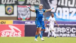 Ekspresi kecewa Pemain Persib Bandung, Ciro Alves saat menghadapi Persik Kediri pada laga lanjutan BRI Liga 1 2022/2023 di Stadion Pakansari, Bogor, Rabu (8/3/2023) sore WIB. (Bola.com/M Iqbal Ichsan)