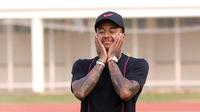 Ekspresi mantan penyerang Manchester United, Jesse Lingard saat memberikan coaching clinic kepada pesepak bola cilik di Stadion Madya Senayan, Jakarta Pusat, Sabtu (10/6/2023). Kegiatan tersebut diikuti oleh hampir 100 anak dari Jakarta Intercultural School dan ada juga dari sekolah sepak bola lainnya. (Bola.com/M Iqbal Ichsan)