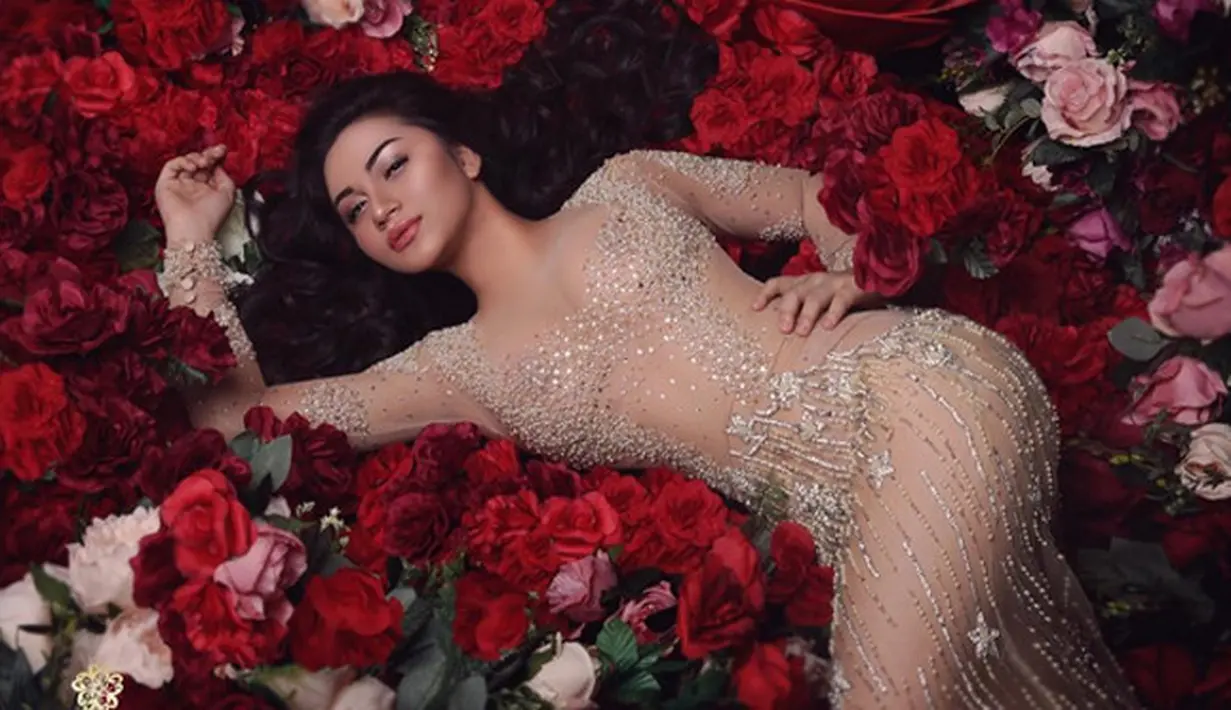 "Beautiful Lady. A beautiful lady with eyes on fire. That sparkle and laugh, that can smile and cry. I love your eyes so clear and true," tulis FD Photography sebagai keterangan foto. (Instagram/arieltatum)