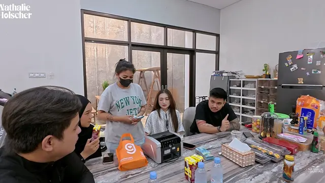 Ruang Makan dan Dapur Rumah Nathalie Holscher