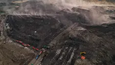 Asap membumbung tinggi dari tumpukan sampah yang terbakar di Tempat Pembuangan Akhir (TPA) Jatiwaringin, Kabupaten Tangerang, Banten, Selasa (07/07/2026). (KLY/ Arie Basuki)
