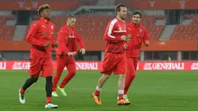 Pemain Timnas Austria, David Alaba (kiri) yang bermain di Bayern Munchen dan Christian Fuchs (kanan) yang membela Leicester City, melakukan latihan jelang lawan Albania di Stadion Ernst Happel, Minggu (27/3/2016) dini hari WIB. (Bola.com/Reza Khomaini)