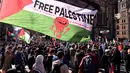 Diketahui, sejak awal Maret 2025, Israel sepenuhnya melarang pasokan bantuan masuk ke Gaza yang menyebabkan kekurangan makanan, obat-obatan, dan bahan bakar yang parah. Israel mulai mengizinkan masuknya bantuan dalam jumlah yang sangat terbatas pada akhir Mei 2025. (William WEST/AFP)
