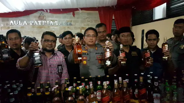 Aksi Pria Berpeci Hitam Berusaha Ambil Kembali Ribuan Miras Sitaan Polisi