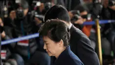 Mantan Presiden Korea Selatan (Korsel), Park Geun-hye tiba di gedung kejaksaan, Seoul, Selasa (21/3). Park akan menjalani pemeriksaan terkait skandal korupsi dan penyalahgunaan wewenang yang berdampak pada pemakzulannya. (Kim Hong-ji/Pool Photo via AP)