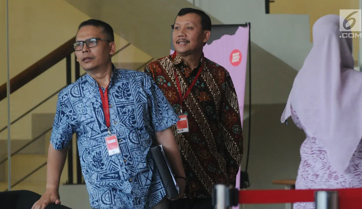 Sekda Jabar Iwa Karniwa tiba untuk menjalani pemeriksaan oleh penyidik di Gedung KPK, Jakarta, Jumat (30/8/2019). Iwa Karniwa diperiksa sebagai tersangka terkait dugaan menerima suap kasus pemberian izin proyek pembangunan Meikarta di Kabupaten Bekasi. (merdeka.com/Dwi Narwoko)