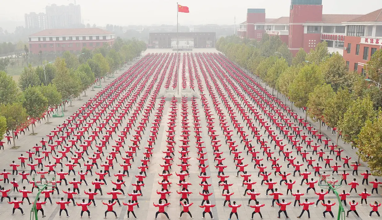 Ribuan orang melakukan pertunjukan bela diri Taichi di Provinsi Henan, Cina, Minggu (18/10/2015). Kota ini berhasi memecahkan Guinness World Record dengan jumlah terbanyak  berlatih bela diri secara bersamaan. (REUTERS/Stringer) 
