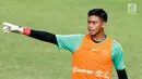 Kiper Timnas Indonesia U-22, Satria Tama saat latihan di Lapangan ABC, Senayan, Jakarta, Sabtu (12/1). Pada hari keenam pemusatan latihan, Indra Sjafri menggelar game internal untuk menyaring para pemainnya. (Bola.com/M Iqbal Ichsan)