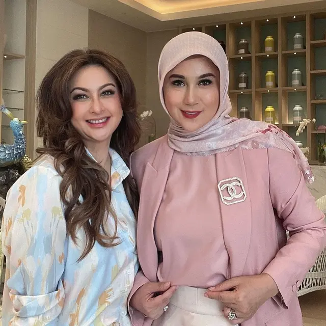 Berteman Lama, Ini 6 Potret Temu Kangen Diana Pungky dan Marini Zumarnis