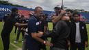 Tangisan pemain dan ofisial Arema FC pecah saat datang ke Stadion Kanjuruhan, Senin (3/10/2022). (AFP/Juni Kriswanto)