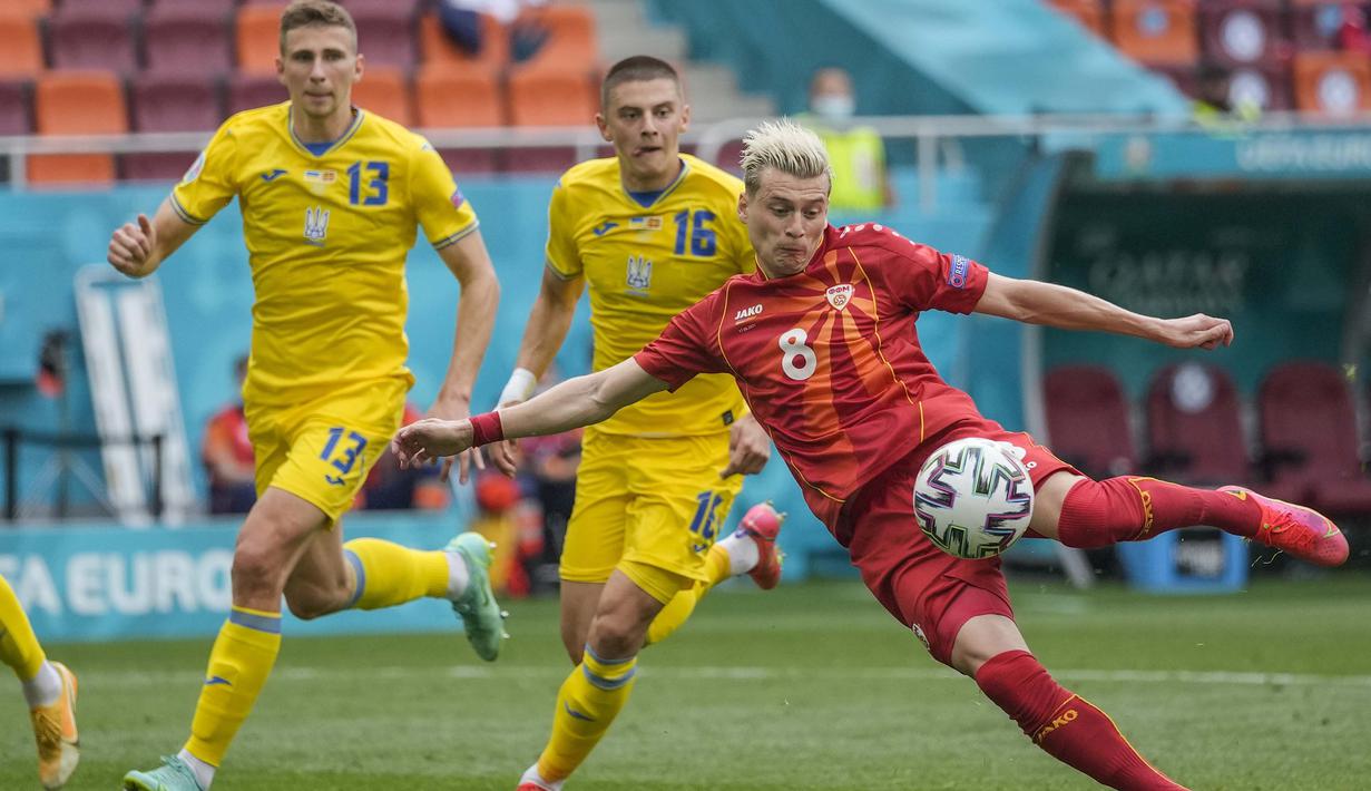 Namun beruntung bola tepisan mengarah ke arahnya sehingga Alioski melepaskan tembakan rebound yang kali ini gagal diselamatkan Buschan. Skor berubah menjadi 2-1. (Foto: AP//Pool/Vadim Ghirda)