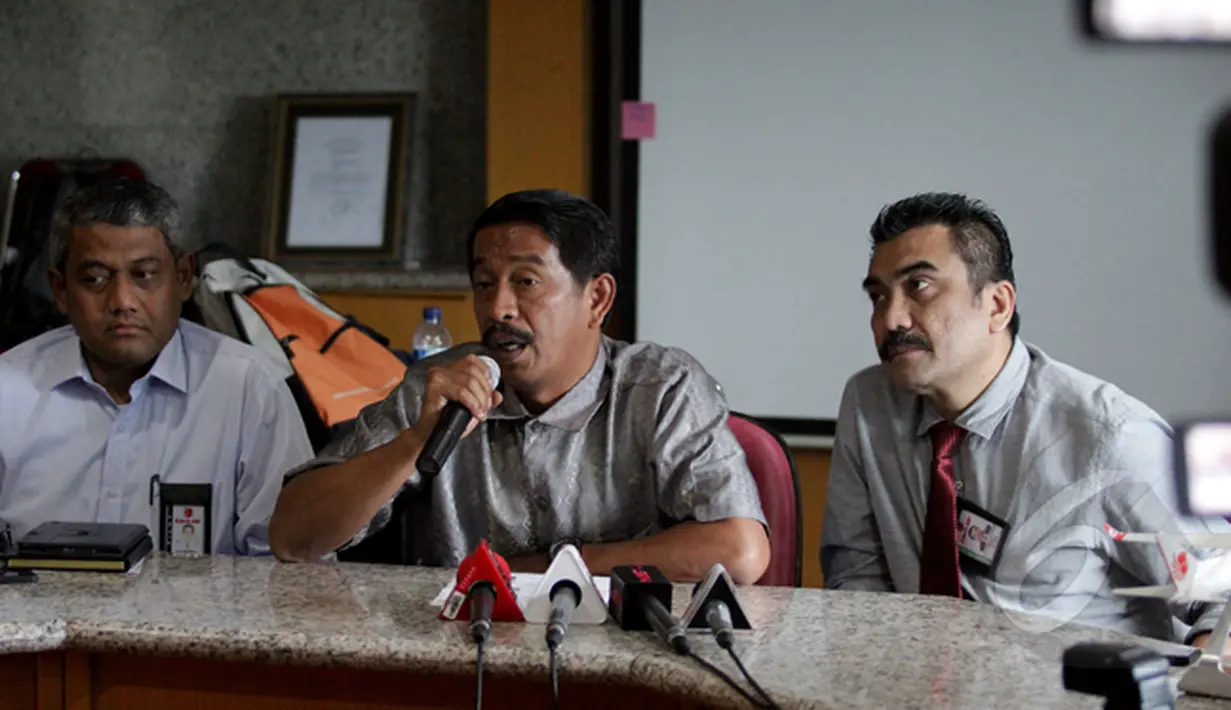 Dirut Lion Air, Edward Sirait didampingi Head of Corp Scretary Lion Group Capt. Dwiyanto Ambar Hidayat (kiri) dan Corporate Lawyer Haris Arthur (kanan) saat menggelar konferensi pers, Jakarta, Senin (23/2/2015).(Liputan6.com/Faizal Fanani)