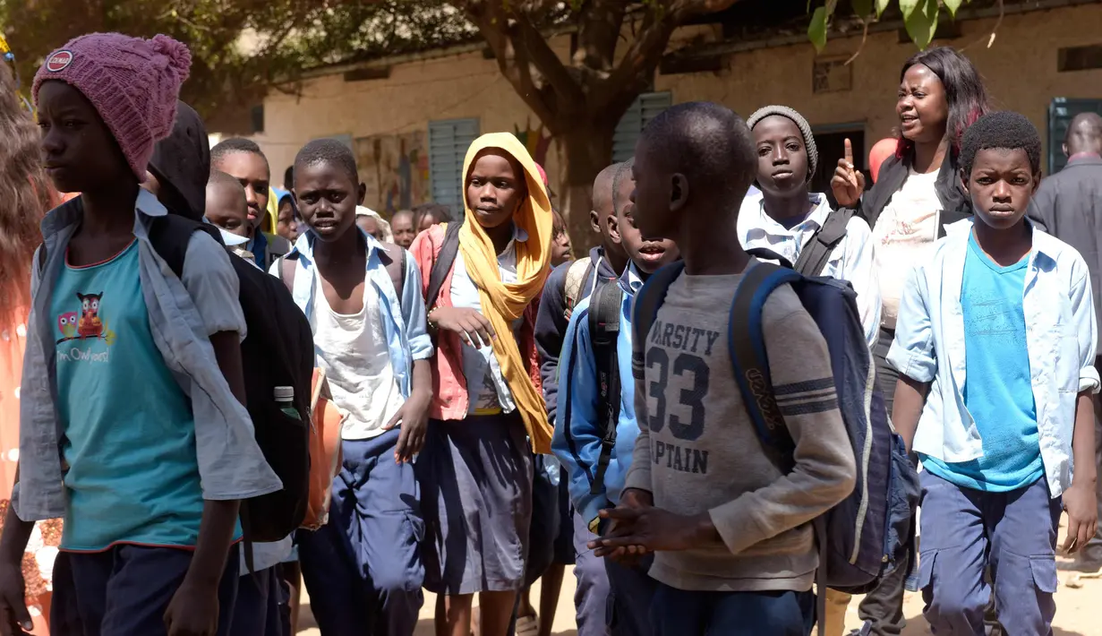 Sejumlah murid usai menghadiri kelas di sekolah dasar di Pikine, Dakar, (30/1). Beberapa kepala negara, termasuk presiden Prancis dan Presiden Senegal mensponsori pertemuan tersebut. (AFP Photo/Seyllou)