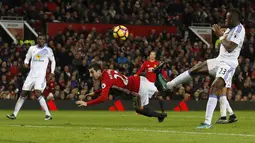  Gaya unik Henrikh Mkhitaryan mencetak gol ke gawang Sunderland pada lanjutan Premier League di Old Trafford Stadium, (26/12/2016). (Reuters/Phil Noble)