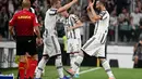 Bek Juventus, Giorgio Chiellini (kanan) digantikan Matthijs de Ligt saat bertanding melawan Lazio pada pertandingan lanjutan Liga Serie A Italia di “Stadion Allianz” di Turin, Selasa (17/5/2022). Juventus bermain imbang atas Lazio 2-2. (AFP/MARCO BERTORELLO)