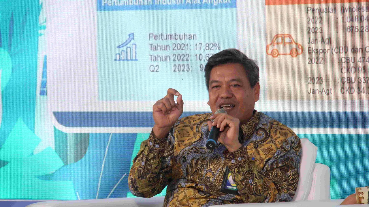 Plt. Sekretaris Jenderal Kementerian Perindustrian, Putu Juli Ardika mewakili Menteri Perindustrian pada acara talk show yang bertema “Percepatan Ekosistem Kendaraan Listrik di Indonesia” di Jakarta. (Dok Kemenperin)