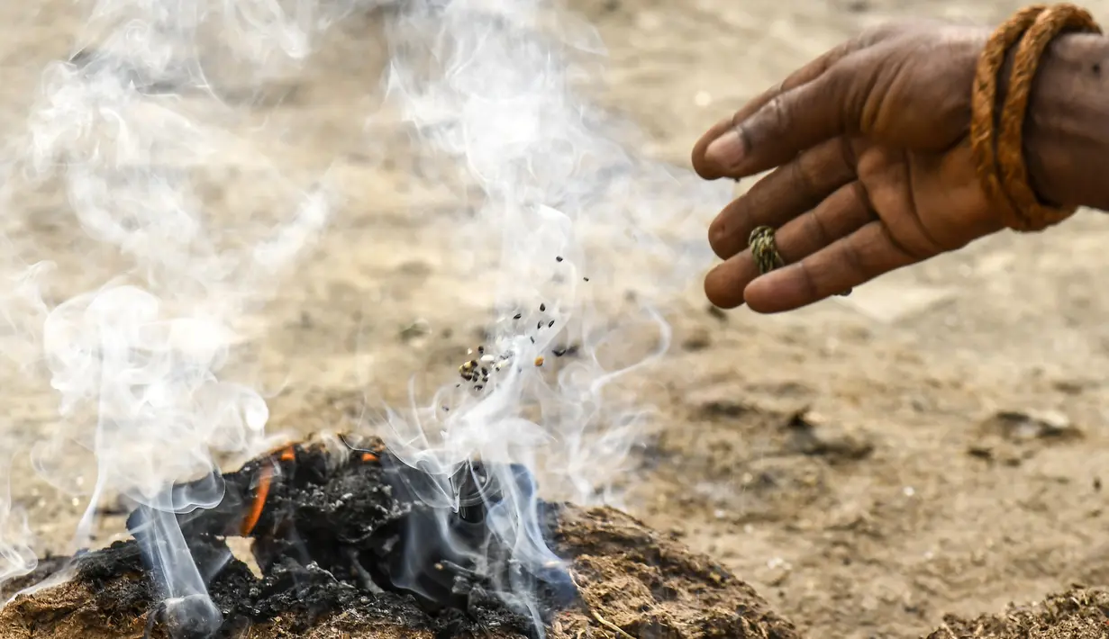 Seorang sadhu (orang suci Hindu) melakukan ritual selama festival Hindu 'Maha Shivaratri' di Kathmandu (20/2/2020). Maha Shivaratri, sebuah festival Hindu yang dirayakan sebelum kedatangan musim semi. (AFP/Prakash Mathema)