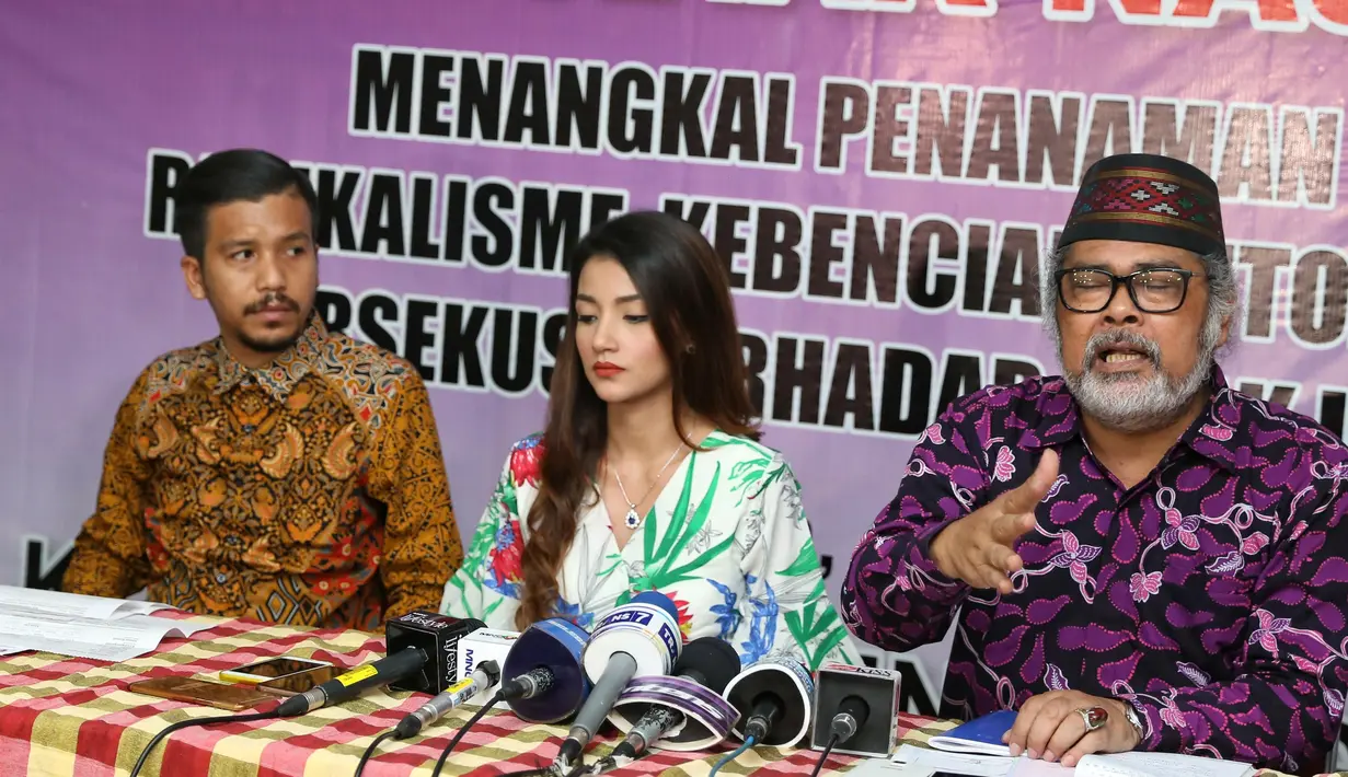 Tsania Marwa, saat menggelar konfrensi pers di kantor Komisi Nasional Perlindungan Anak, kawasan Pasar Rebo, Jakarta Timur, Minggu (10/12/2017). (Adrian Putra/Bintang.com)