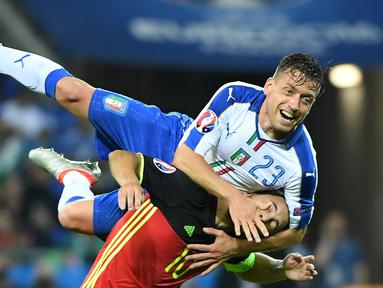  Pemain Italia, Emanuele Giaccherini, berduel dengan pemain Belgia, Eden Hazard, pada laga Grup E Piala Eropa 2016 di Stade de Lyon, Lyon, Selasa (14/6/2016) dini hari WIB. (AFP/Emmanuel Dunand)