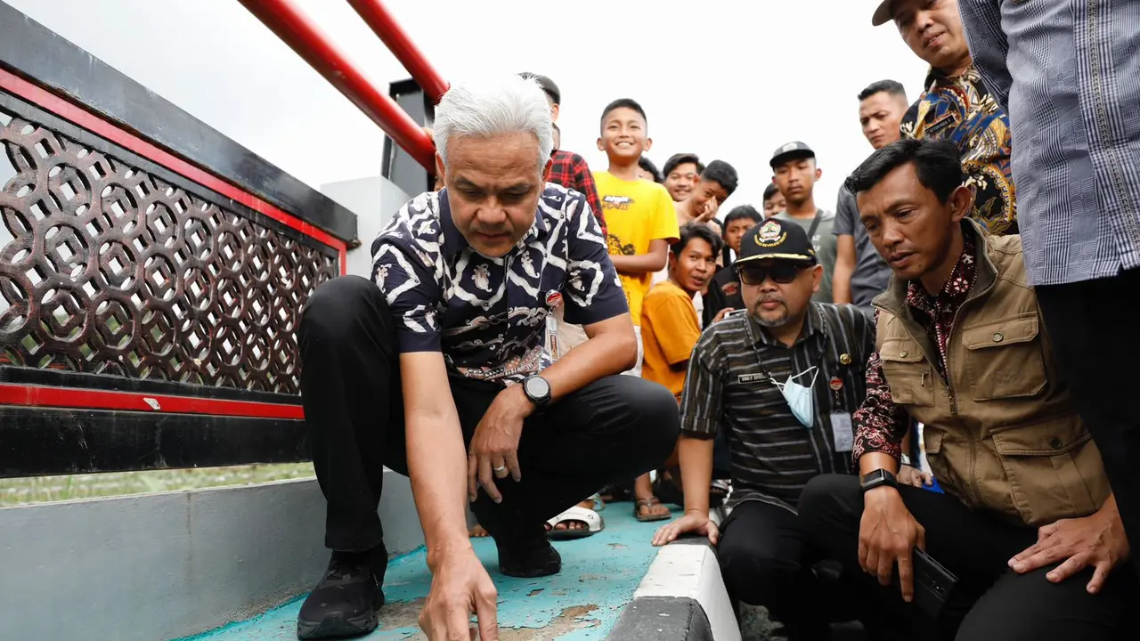 Gubernur Jawa Tengah Ganjar Pranowo, meninjau langsung pembangunan jembatan yang berada di Desa Keseneng, Kecamatan Mojotengah, Kabupaten Wonosobo.