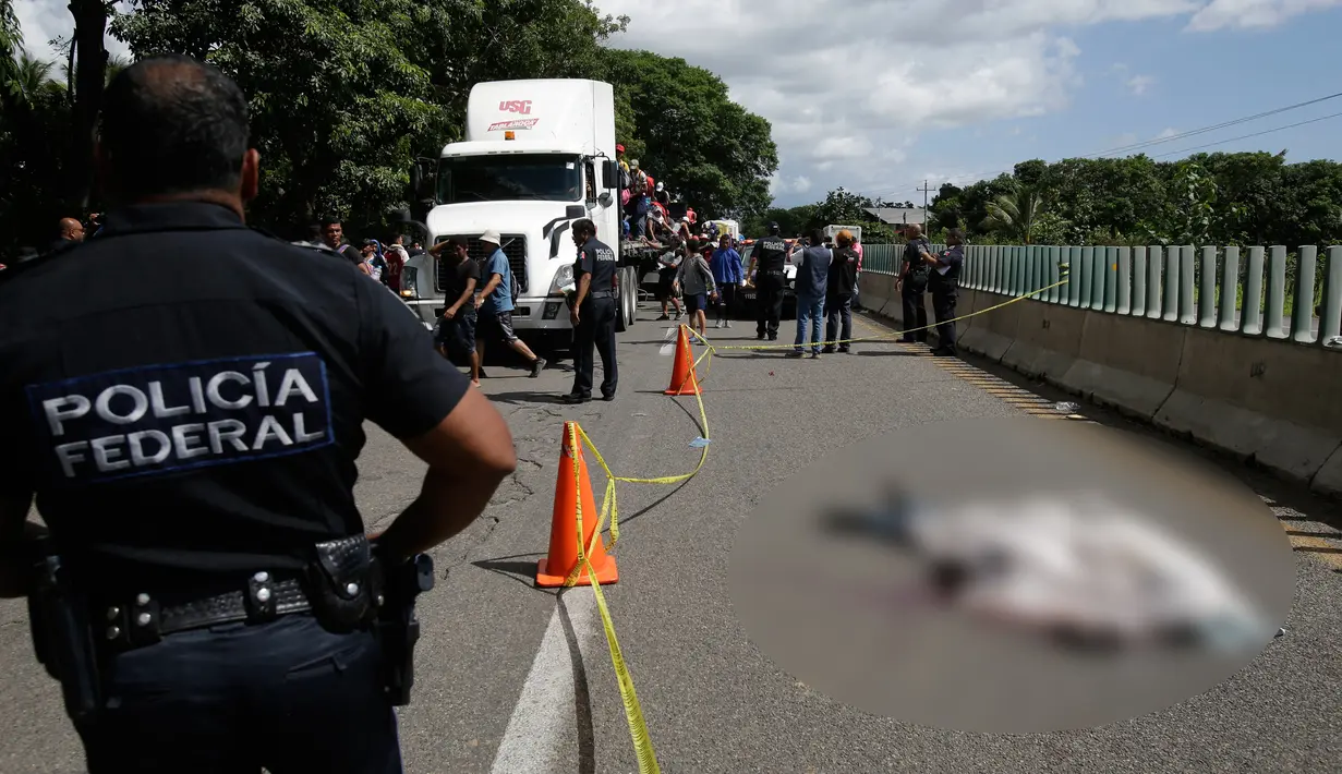 Seorang imigran tewas setelah terjatuh dari kendaraan saat akan menuju Amerika Serikat di luar Tapachula, Meksiko, 22 Oktober 2018. Sekitar 2.000 imigran Honduras berangkat dari Kota San Pedro Sula menuju perbatasan AS. (AP Photo/Moises Castillo)