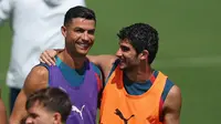 Cristiano Ronaldo berlatih bersama Timnas Portugal di ajang Piala Dunia 2026. Tampak ia bersama Goncalo Guedes. (PATRICIA DE MELO MOREIRA / AFP)