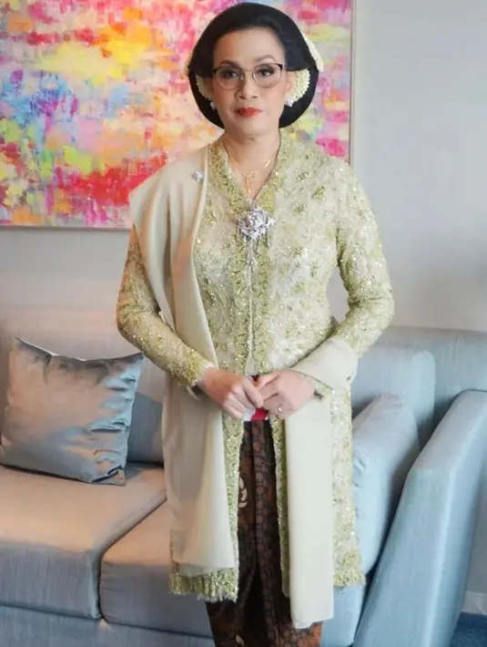 <p>Tampil berkebaya hijau di acara pernikahan sang putra, penampilan Menteri Keuangan RI Sri Mulyani banjir pujian. (Instagram/nanisuwarni09).</p>