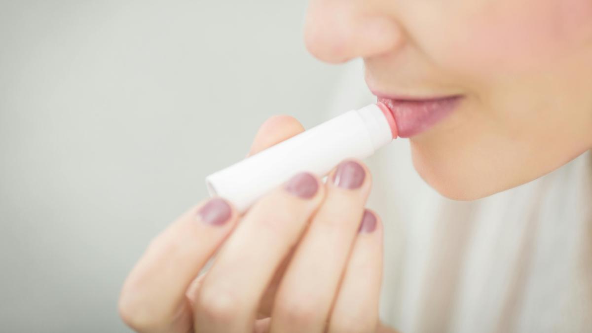 Tips Mengatasi Bibir Kering dan Pecah-Pecah untuk Kesehatan Bibir Optimal