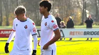 Damian Van Dijk (kanan), bek keturunan Indonesia yang saat ini bermain untuk klub liga level kedua Belanda, Telstar. (Instagram/damian.vandijk)