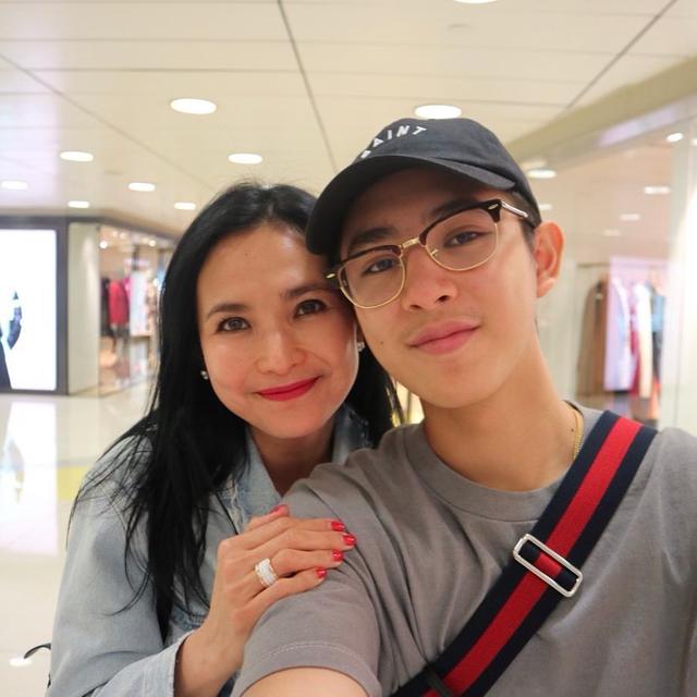 6 Potret Kebersamaan Nunu Datau dan Putranya, Bak Kakak Adik