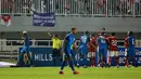 <p>Pemain Timnas Curacao, Juninho Bacuna mendapatkan kartu merah oleh wasit&nbsp;Xaypaseth Phongsanit&nbsp;saat laga FIFA Match Day antara Timnas Indonesia melawan Timnas Curacao di Stadion Pakansari, Bogor, Selasa (27/09/2022). (Bola.com/Muhammad Iqbal Ichsan)</p>