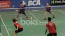 Pasangan Korea, Kim Dukyoung/Kim Ha Na, berhadapan dengan Tontowi Ahmad/Liliyana Natsir di Indonesia Open 2017 di JCC, Selasa (13/6/2017). Indonesia itu menang dengan skor 19-21, 21-19, dan 21-18. (Bola.com/M Iqbal Ichsan)