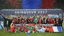 Para pemain Paris Saint Germain (PSG) melakukan selebrasi usai meraih kemenangan atas Angers pada laga final Coupe de France, di Stade de France, Paris, Minggu (28/5/2017). PSG Menang 1-0. (AP/Francois Mori)