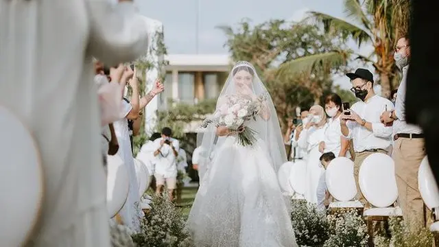 Potret Detail Gaun Pernikahan Wendy Walters, Bernuansa Putih dan Elegan. (Sumber: Instagram/wendywalters)