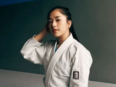 Michelle Wanda, pemeran Dita di Layangan Putus memiliki hobi bela diri. Ia memilih bela diri jiujitsu. Saat Michelle Wanda memakai seragam bela diri jiujitsu warna putih, ia terlihat kian memesona. (Liputan6.com/IG/@michellewanda)