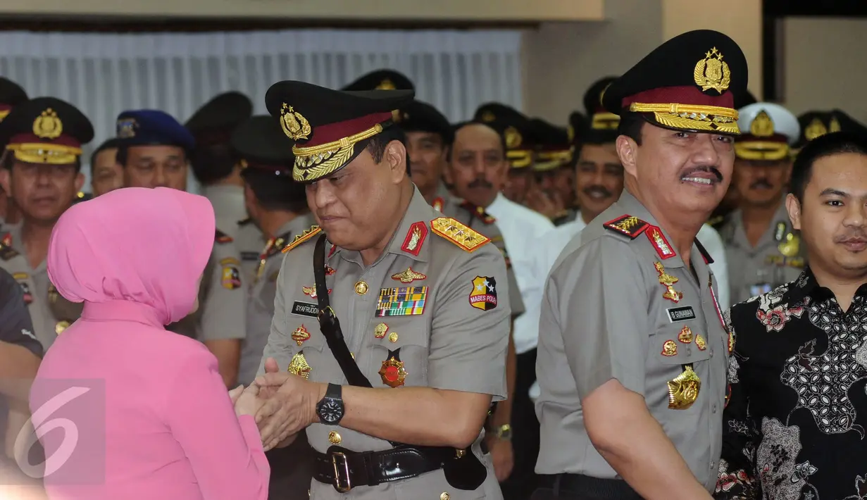 Kepala Badan Intelijen Negara Jenderal Pol Budi Gunawan (kedua kanan) usai memberi ucapan selamat pada Komjen Pol Syafruddin yang dilantik menjabat Wakapolri di Rupatama Mabes Polri, Jakarta, Sabtu (10/9). (Liputan6.com/Helmi Fithriansyah)