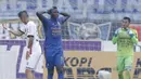 Striker Persib, Ezechiel N'Douassel, tampak kecewa gagal membobol gawang Bali United pada laga Liga 1 Indonesia di Stadion Si Jalak Harupat, Bandung, Kamis, (21/9/2017). Kedua klub bermain imbang 0-0. (Bola.com/M Iqbal Ichsan)