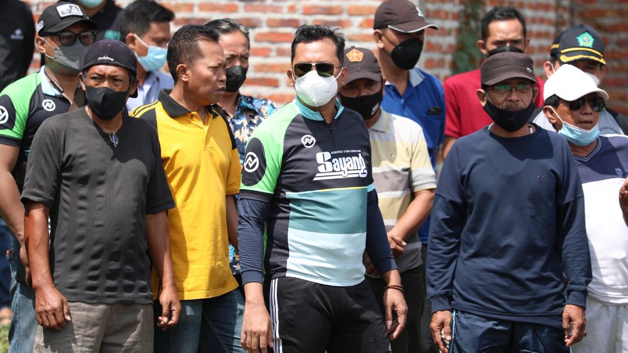 Bupati Sidoarjo Gus Muhdlor memediasi polemik lapangan bola. (Dian Kurniawan/Liputan6.com)