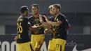 Para pemain Barito Putra merayakan gol Matias Cordoba (kanan) saat melawan Bhayangkara FC pada Liga 1 2017 di Stadion Patriot, Bekasi, Selasa (4/7/2017). Barito menang 1-0. (Bola.com/Nicklas Hanoatubun)