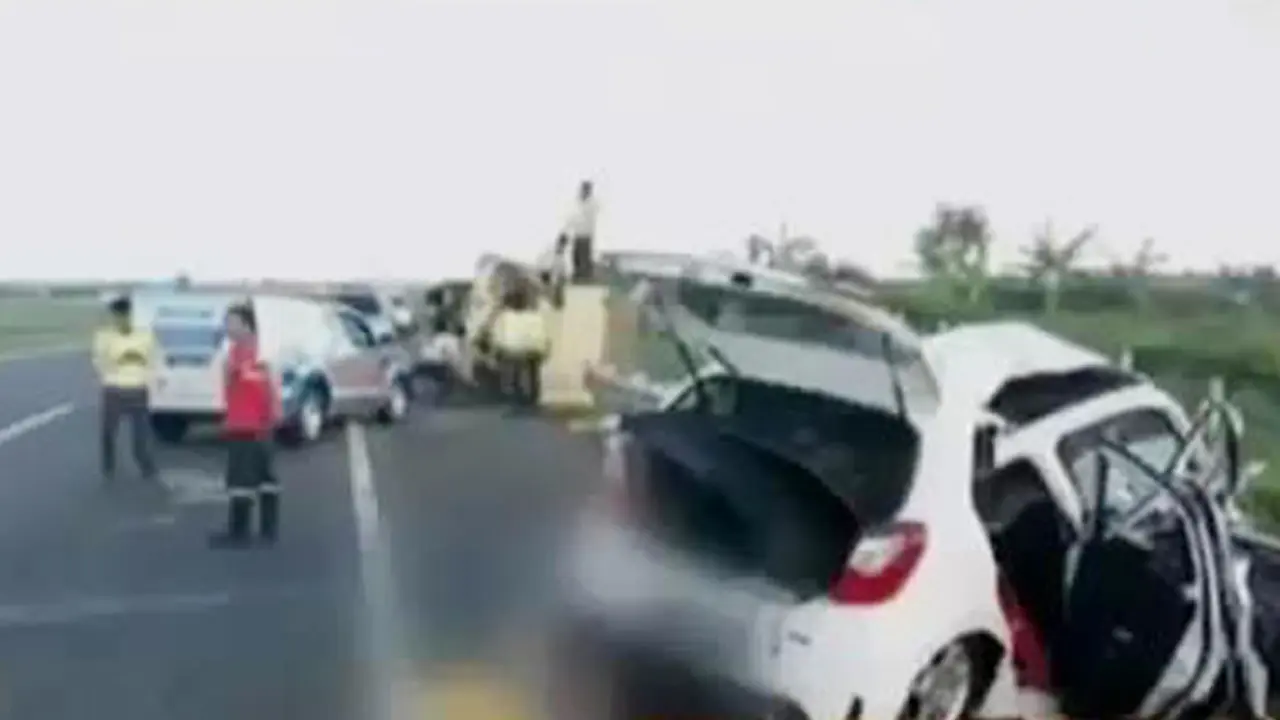VIDEO: Mobil Box Hantam Sedan di Tol Cipali, 4 Tewas