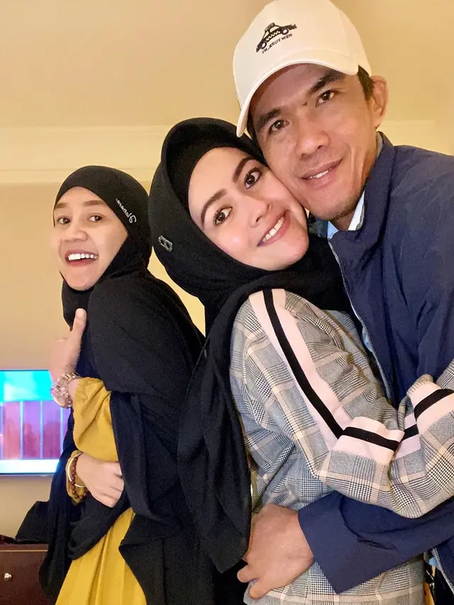 Sempat Dirahasiakan, Ini 6 Potret Meggy Wulandari Bersama Suami Barunya