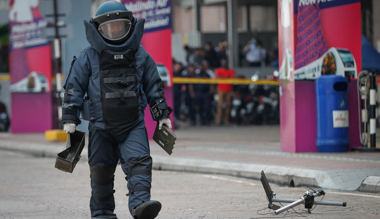Penjinak bom Malaysia saat ikut latihan persiapan SEA Games Asia Tenggara di Kuala Lumpur, Malaysia, (20/7). Kuala Lumpur akan menjadi tuan rumah SEA ke-29 Games dan Ke-9 ASEAN Para Games pada 19-30 Agustus. (AP Photo/Vincent Thian)