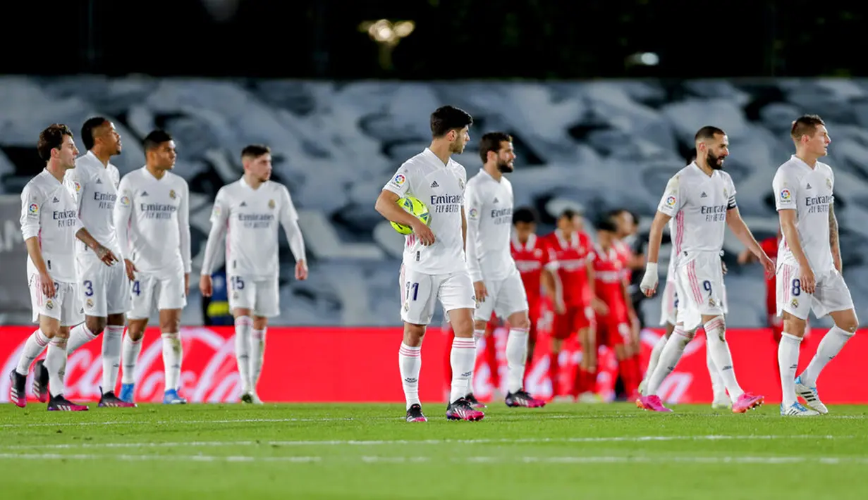 Para pemain Real Madrid bereaksi setelah Sevilla mencetak gol ke gawang mereka pada pertandingan La Liga Spanyol di Alfredo di Stefano Stadium, Madrid, Spanyol, Minggu (9/5/2021). (AP Photo/Manu Fernandez)